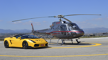 Lamborghini Gallardo amarillo con un Helicóptero al lado